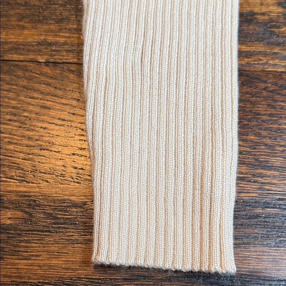 Cream Ribbed V-Neck Sweater women’s size medium - Picture 8 of 12